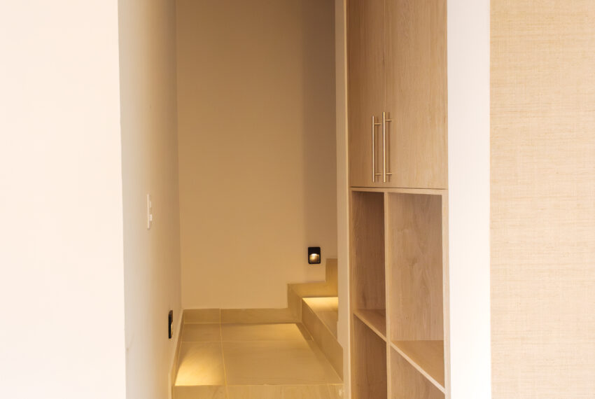11 - Escaleras - Closet de Blancos